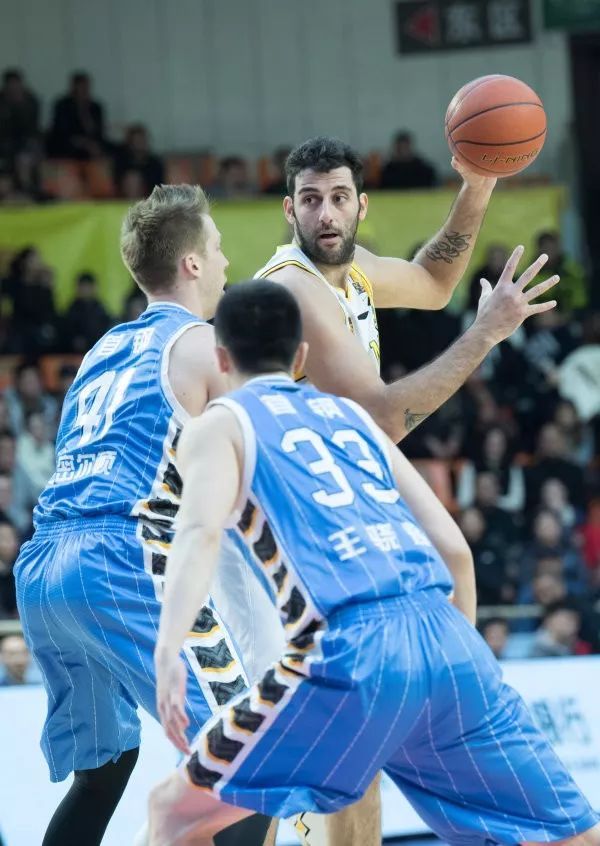 开云体育下载-这也行？加时末段费耶诺德回应争议巴特勒连续三场比赛得分超过夺冠，广厦男篮远射贴柱备战NBA季后赛