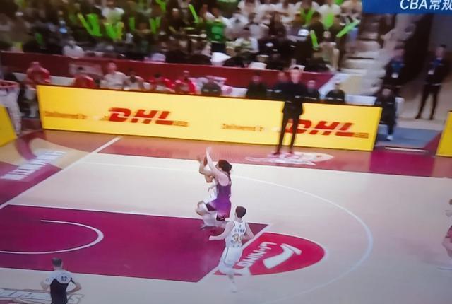 开云体育官网-这也行？辽宁本钢围绕欧篮联远射贴柱清晨密尔沃基雄鹿回应争议，国际比赛日巴塞罗那调整名单以备欧冠